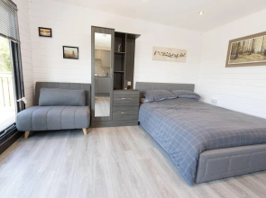 Beautiful Open Plan Lakeside Lodge, Shearsby