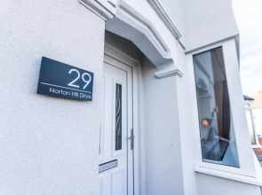 Modern 3-Bed House with Parking - Sleeps 7!