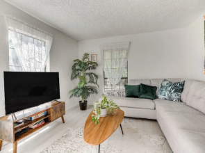 Charming Austin Home on 2 Acres: BBQ & Yard!