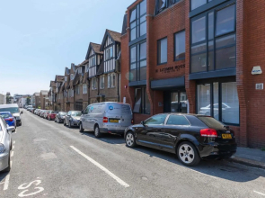 Urban Heights - two Bedroom two Bathroom Loft Style Apartment - Fast Wifi