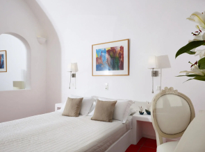 WhiteDeck Hotel