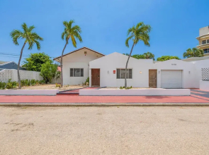 3BR 3BA Pool Downtown Short Walk to Beach