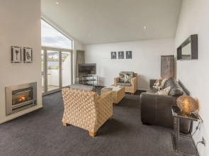 Toodle's Super Six in Wanaka w Mountain Views