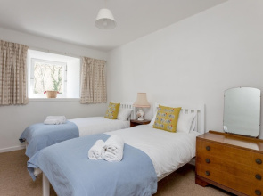 400 Attractive 2 Bedroom Apartment in Lovely Dean Village