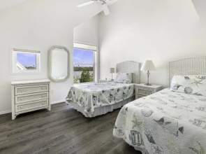 Holley House 4 Bedroom Home by RedAwning