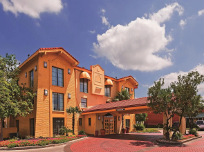 Super 8 by Wyndham San Antonio Near SeaWorld Ingram Park