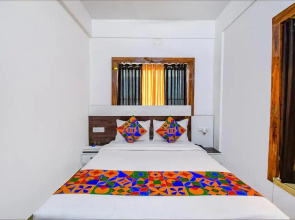 OYO Ruby Park Dream Palace Near Acropolis Mall