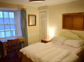 Central 1 Bedroom Apartment Sleeps 2