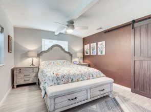 Idyllic Sarasota Home w/ Yard: 2 Mi to Beach!