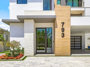 793 Shoreline Estate: 6bd/6br, Luxurious Pool Home On The Water! 6 Bedroom Home