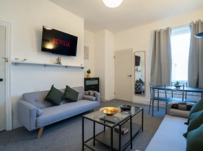 Cozy 3 Bed Apartment - Parking