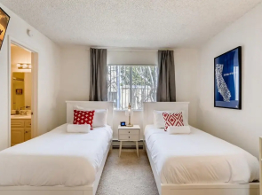 Escape At The Beach - Near Ritz Carlton - Private Entrance - 2BR - Fast WIFI - Free Parking! (MB2)