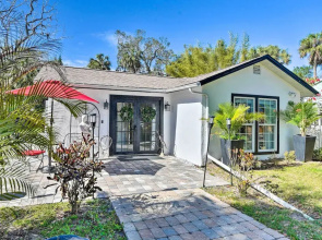 Florida Getaway w/ Patio ~ 3 Mi to Beaches!