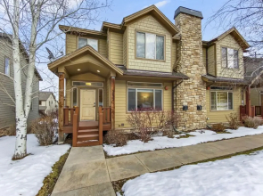 5632 O. Cozy Bear Hollow Retreat With Private Hot Tub & Clubhouse! 4 Bedroom Home by RedAwning