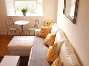 Spacious Bright & Modern Living