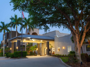 La Quinta Inn & Suites by Wyndham Ft. Myers-Sanibel Gateway