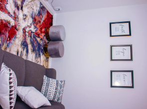 Charms and bows studio apartment -near ORT airport