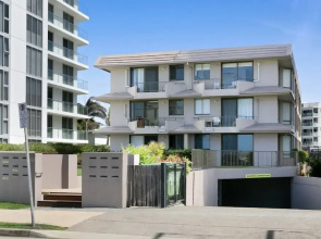 Beachfront Studio With Balcony & Stunning Views