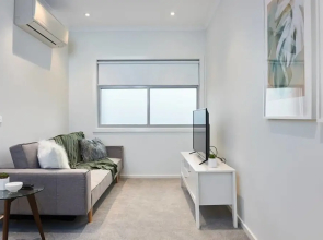 Open and Flowy 1 Bedroom Apartment in Chadstone