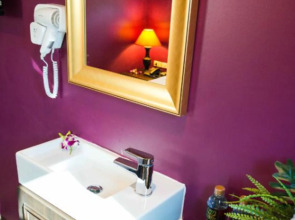 Violet Tower at Khaosan Palace