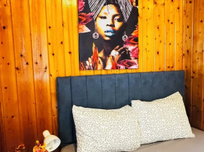 Cozy 3BR Apt with Garden Sleeps 10
