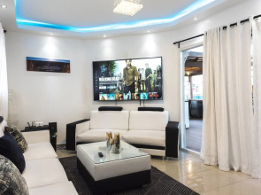 8-bdr Penthouse With A Private Rooftop & Jacuzzi