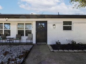 Lux Modern Getaway AT T Stadium Views King Bed