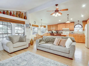 Canalfront Port Isabel Cottage: 5 Mi to Beach!