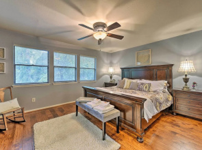 Cozy Woodlands Townhome w/ Deck Near Market Street