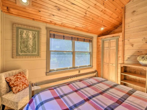 9 Mi to Sugar Mountain: Stunning Cabin w/ Views