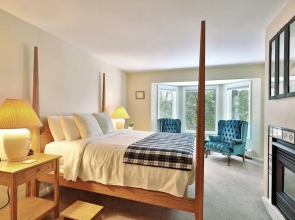 The Birch Ridge: Blue Velvet Room #10 - Queen Suite In Killington, Vermont. Hot Tub. Lounge. 1 Bedroom Home