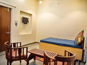 White house Krishna's mayo home stay
