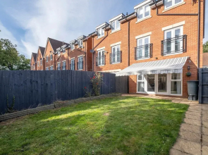Foxherne 6 Bdrm, 3BA Hse -17