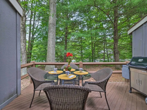 Cozy Poconos Townhome w/ Fireplace Near Jack Frost