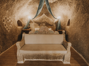 Holiday Cave Hotel