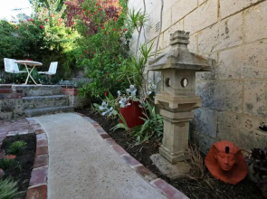 Art on Attfield - cute heritage 1 bedroom stone cottage