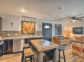 4 Mi to Dtwn: Rustic Fort Worth Apt