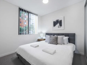 HomeHotel Walking Distance to Train & Westfield