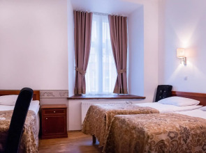 Отель Three Crowns Residents