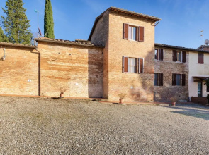 Quaint Holiday Home in Siena with Hot Tub