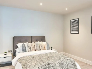 Seven Living Bracknell - Free Parking on Site