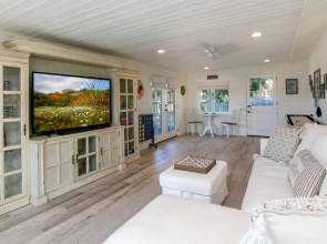 New Listing! Opulent W/ Hot Tub, Guest Suite 4 Bedroom Home