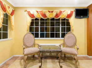 Upper Lake Inn and Suites