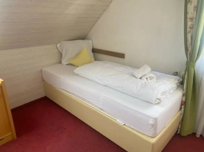 Room in Guest Room - Single Room With Shared Bathroom and Kitchen in Hundsbach
