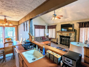 Frost Hollow by Avantstay Deck w/ Grill, Game Room Loft