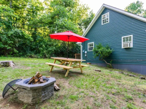 Hot Tub, Lake Access, & Fire Pit at Cozy Cottage!