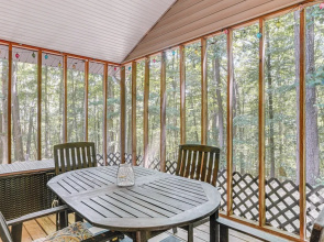 Cabin w/ Deck & Screened-in Porch in New Market!