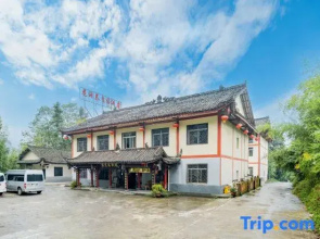 Longdong Health Resort Hotel (Emeishan Scenic Area Linggongli)