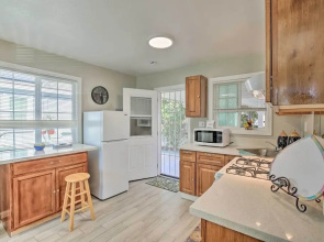 Long Beach Apt ~ 9 Mi to Shoreline Village & Beach