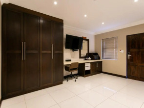 Royl Court Guesthouse